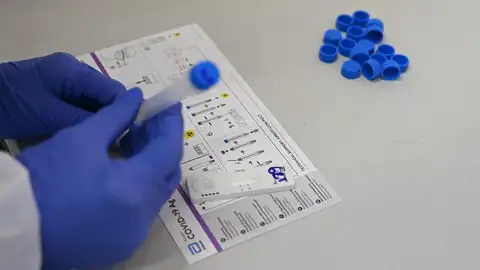 Una enfermera realizando una prueba de detección de la COVID-19. Una enfermera realizando una prueba de detección de la COVID-19.