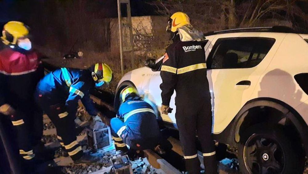 Efectivos de bomberos en el paso a nivel de Villena.