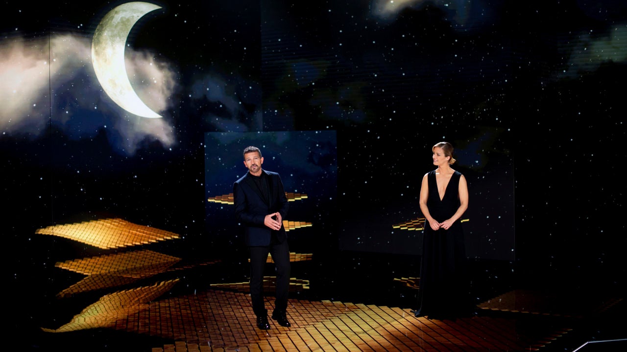 Antonio Banderas y María Casado, en el escenario del Teatro del Soho de Málaga, durante los Goya 2021