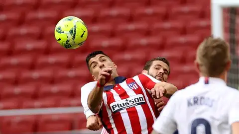 El Atlético da un golpe a LaLiga tras ganar al Real Madrid con un gol de Suárez El Atlético da un golpe a LaLiga tras ganar al Real Madrid con un gol de Suárez