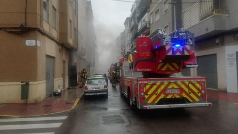 Bomberos en el incendio del grupo de transformadores en Elche.