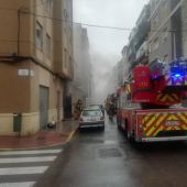Bomberos en el incendio del grupo de transformadores en Elche.