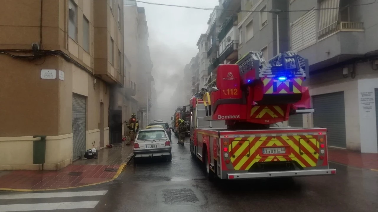 Bomberos en el incendio del grupo de transformadores en Elche. Bomberos en el incendio del grupo de transformadores en Elche.