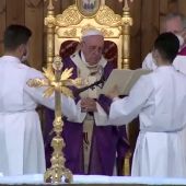 El papa Francisco oficia una misa en memoria de las víctimas de la guerra en su último día de su visita a Irak
