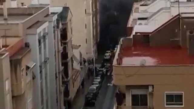 Columna de humo provocada por el incendio de los transformadores en Elche. La explosión de un grupo de transformadores en la calle Pablo Picasso moviliza la totalidad de los bomberos de Elche
