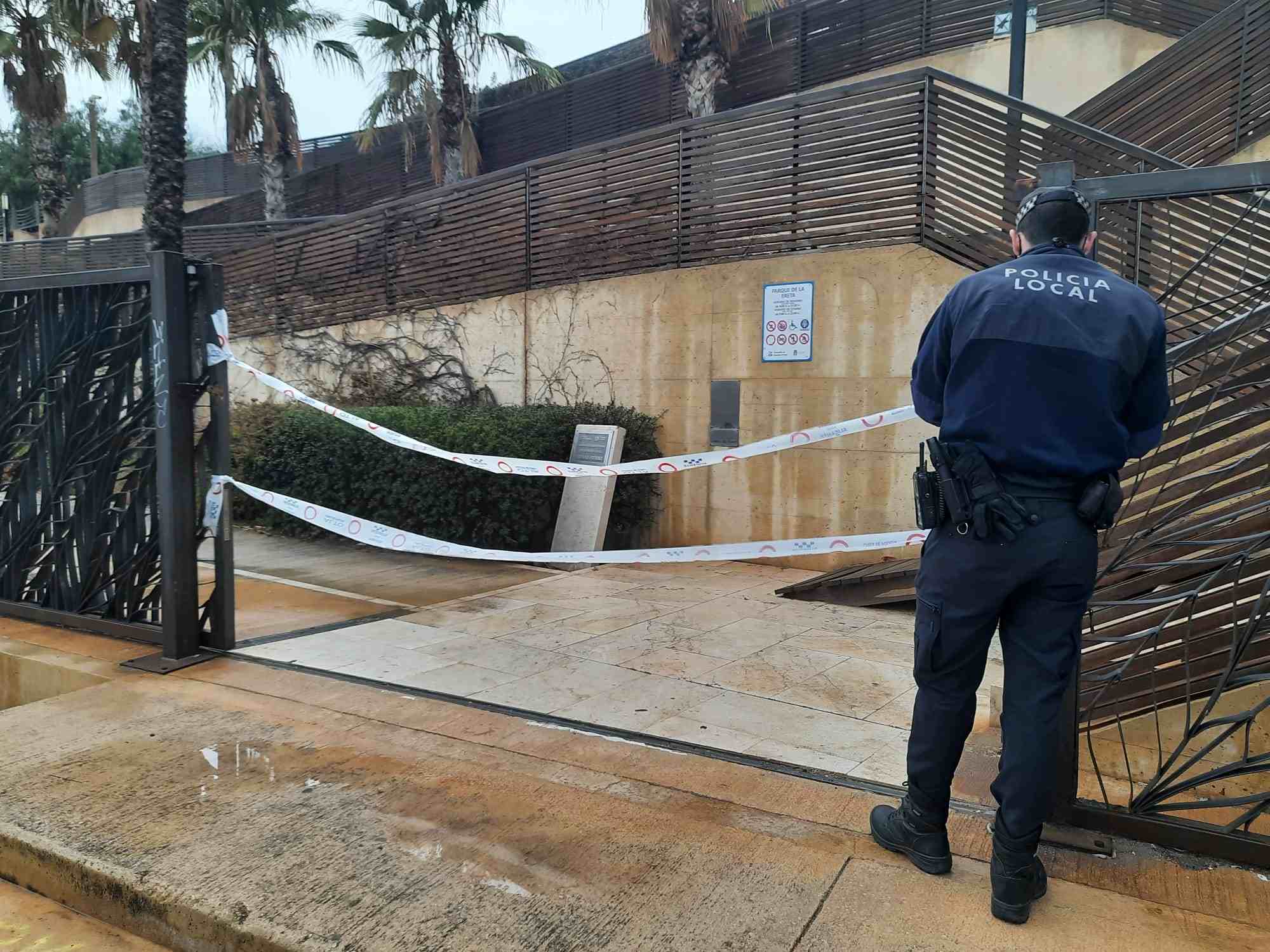 La Policía Local disuelve un botellón con 300 jóvenes en el entorno del castillo de Santa Bárbara La Policía Local disuelve un botellón con 300 jóvenes en el entorno del castillo de Santa Bárbara