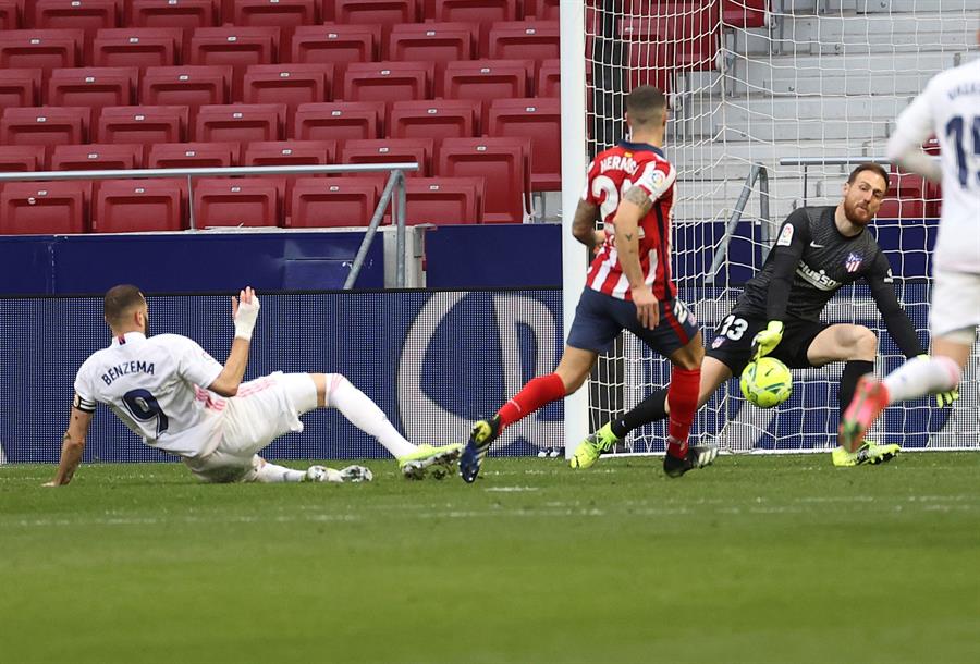 Benzema rescata un empate para el Real Madrid ante el Atlético en el Metropolitano Benzema rescata un empate para el Real Madrid ante el Atlético en el Metropolitano