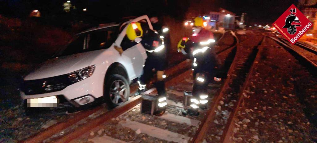 El incidente de un vehículo en la vía del tren en Villena bloquea el tráfico ferroviario una hora El incidente de un vehículo en la vía del tren en Villena bloquea el tráfico ferroviario una hora