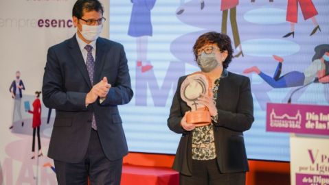 Caballero entregó el premio a Eloísa Fernández Caballero entregó el premio a Eloísa Fernández