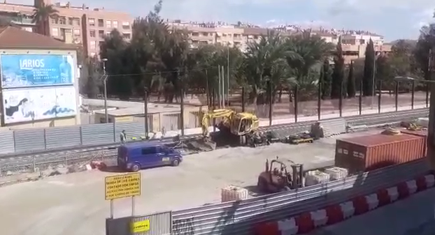 Las máquinas comienzan a retirar las vías en el paso a nivel de Santiago el Mayor Las máquinas comienzan a retirar las vías en el paso a nivel de Santiago el Mayor
