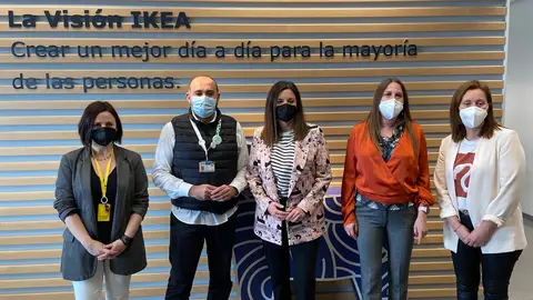Patricia Cavada y la gerencia de Ikea en Jerez Patricia Cavada y la gerencia de Ikea en Jerez