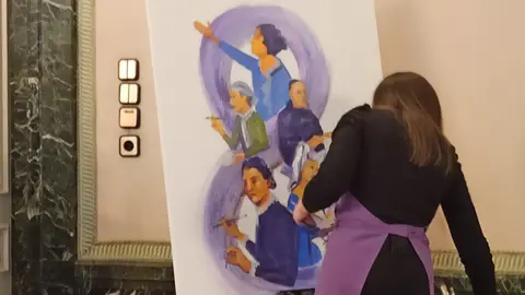 Acto institucional 8M Oviedo Creando un cuadro 8M