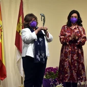 Gloria Patricia Rodríguez recibió el premio de manos de Pilar Zamora Gloria Patricia Rodríguez recibió el premio de manos de Pilar Zamora
