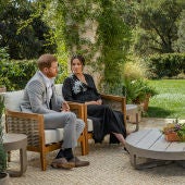 El príncipe Harry y Meghan Markle durante una entrevista con Oprah