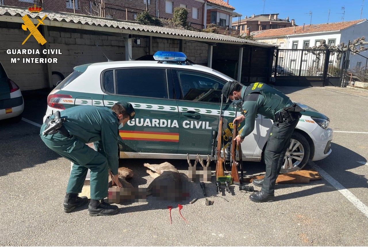 La Guardia Civil investiga a tres personas por un delito contra la flora y la fauna por caza furtiva La Guardia Civil investiga a tres personas por un delito contra la flora y la fauna por caza furtiva