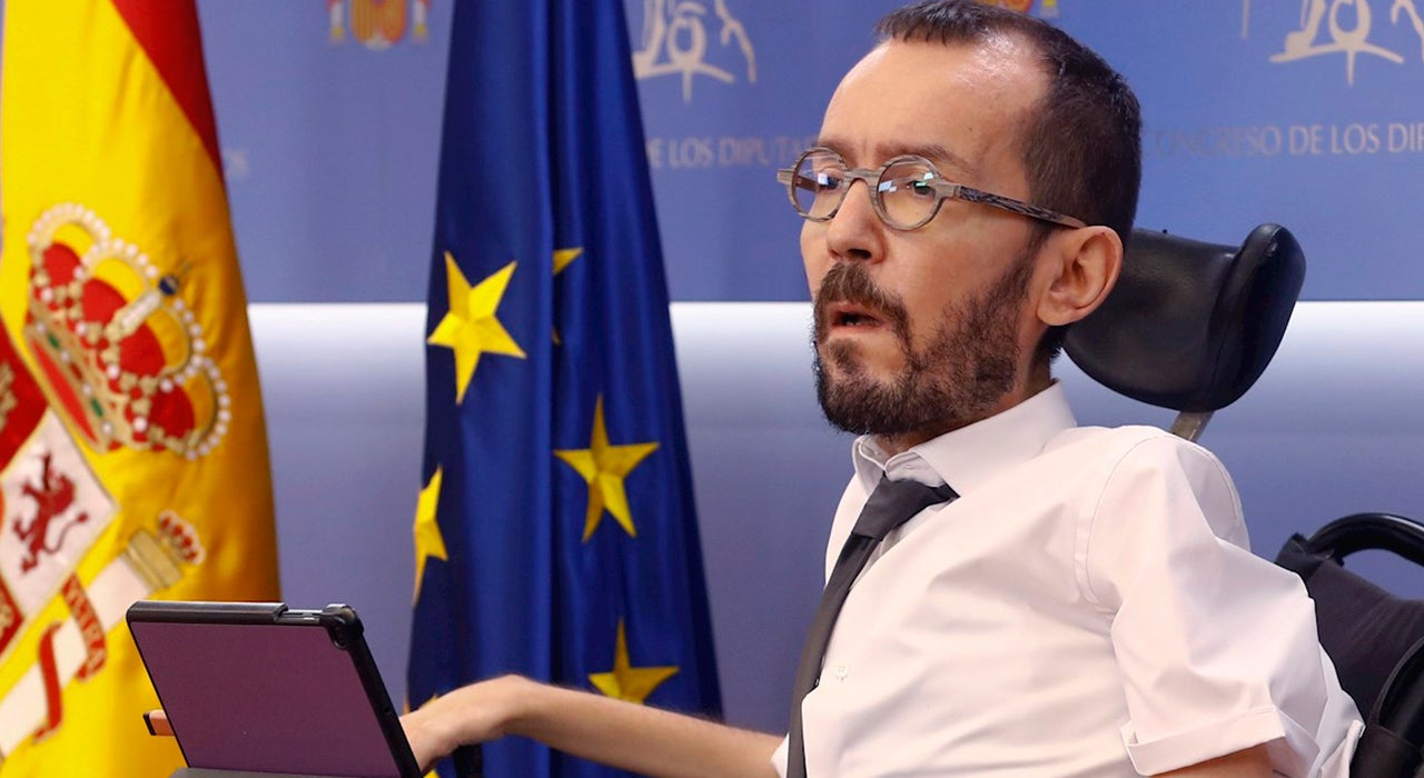 Rubén Amón indulta a Pablo Echenique: "Lidera la subversión al tiempo que goza de las comodidades de la palacio" Rubén Amón indulta a Pablo Echenique: "Lidera la subversión al tiempo que goza de las comodidades de la palacio"
