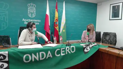 Javier Barbero junto a Verónica Samperio La alcaldesa de Piélagos, protagonista de un programa especial de 'Más de Uno Cantabria'