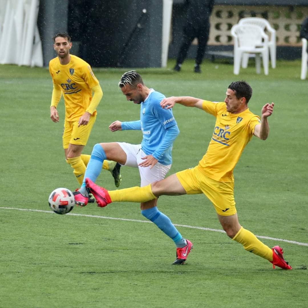 El Orihuela perdió contra el líder Ibiza (2-0) y Albadalejo está en la cuerda floja El Orihuela perdió contra el líder Ibiza (2-0) y Albadalejo está en la cuerda floja