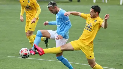 El Orihuela perdió contra el líder Ibiza (2-0) y Albadalejo está en la cuerda floja deportes