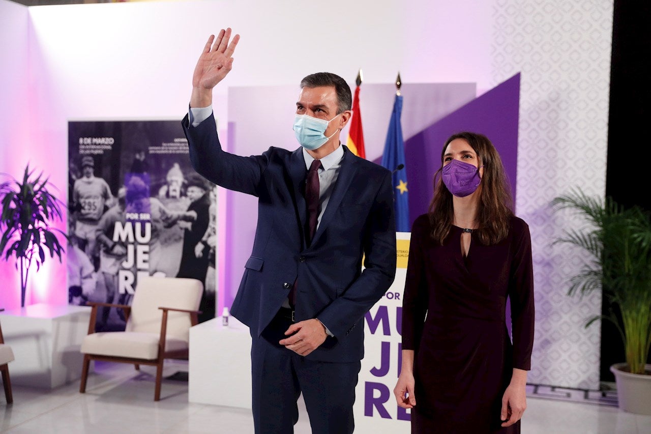 Sánchez deja claro su apoyo "sin fisuras" al feminismo en el acto institucional del 8M organizado por el Ministerio de Igualdad Sánchez deja claro su apoyo "sin fisuras" al feminismo en el acto institucional del 8M organizado por el Ministerio de Igualdad