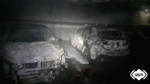 Incendio en un garaje de Navia provoca el desalojo de 86 personas.