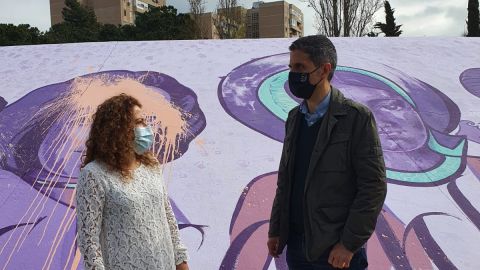 Javier Rodr&iacute;guez y Patricia S&aacute;nchez junto al mural feminista vandalizado