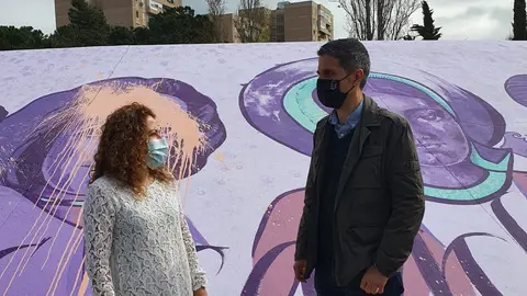 Javier Rodríguez y Patricia Sánchez junto al mural feminista vandalizado Javier Rodríguez y Patricia Sánchez junto al mural feminista vandalizado