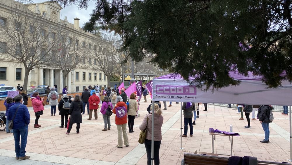 Concentración en la Plaza de España, convocada por CCOO y UGT