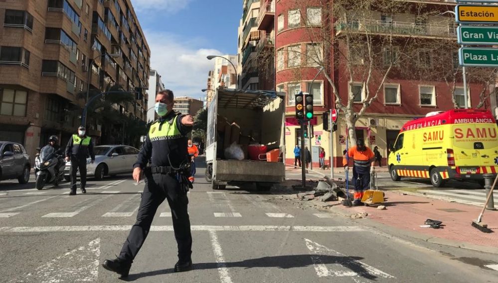 Lugar del impacto donde el báculo de la farola ha herido a un peatón