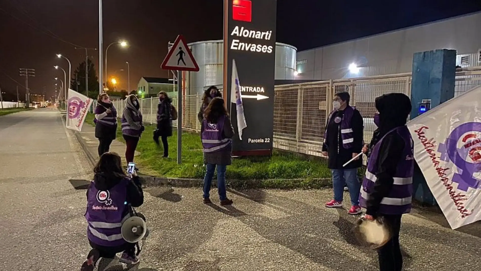 Miles de mujeres han secundado la convocatoria de huelga con un seguimiento desigual en Galicia