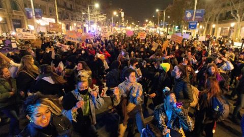 Cientos de personas participan en una manifestaci&oacute;n en Barcelona