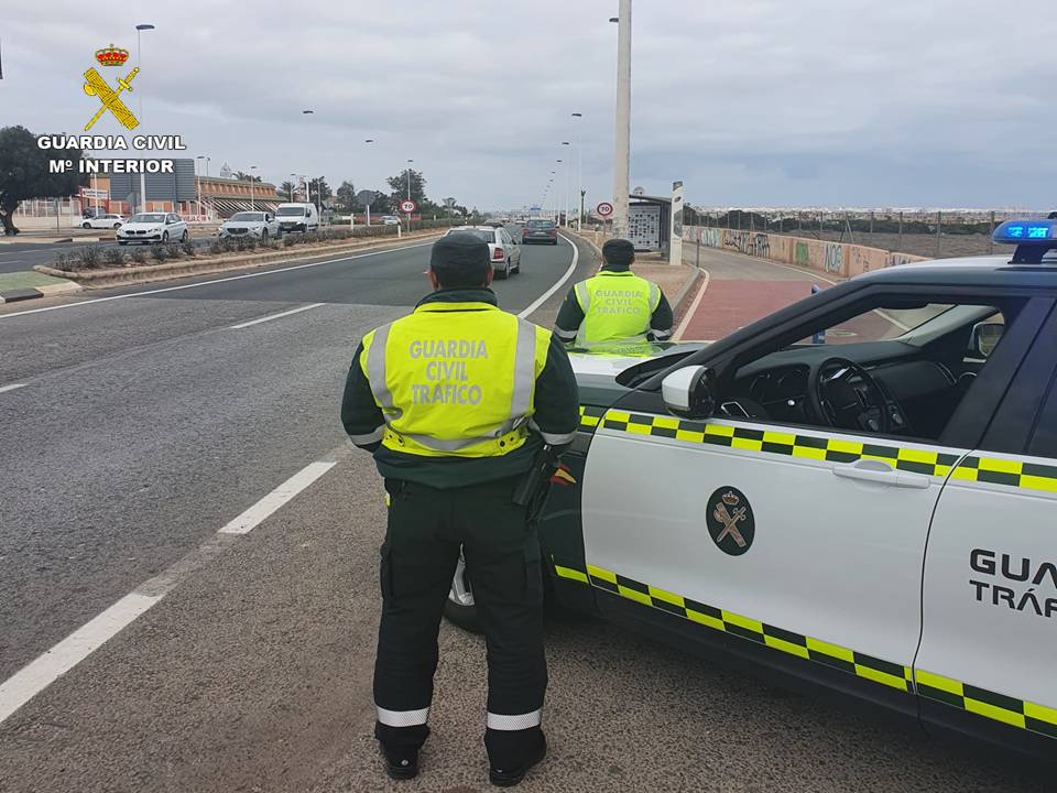 La Guardia Civil detiene a un hombre por circular sin carnet y en dirección contraria La Guardia Civil detiene a un hombre por circular sin carnet y en dirección contraria