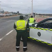 La Guardia Civil detiene a un hombre por circular sin carnet y en dirección contraria La Guardia Civil detiene a un hombre por circular sin carnet y en dirección contraria