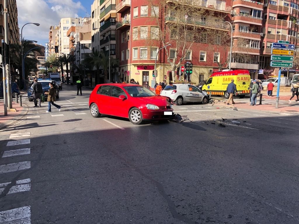 Aparatoso accidente de tráfico con dos heridos en la avenida Pérez Galdós en su cruce con General Marvá Aparatoso accidente de tráfico con dos heridos en la avenida Pérez Galdós en su cruce con General Marvá