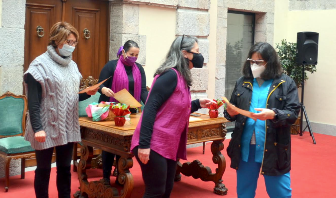 El Ayuntamiento de Llanes ha reconocido hoy con el XXI Premio Mujer Concejo a las mujeres del Servicio de Ayuda a Domicilio en tiempos de covid El Ayuntamiento de Llanes ha reconocido hoy con el XXI Premio Mujer Concejo a las mujeres del Servicio de Ayuda a Domicilio en tiempos de covid