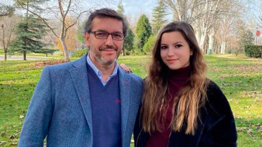 Javier, oyente de M&aacute;s de uno, junto a su hija