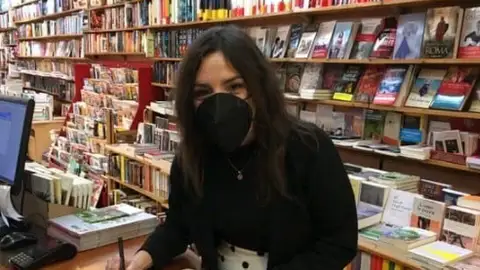Aitana Castaño durante una firma de libros Aitana Castaño durante una firma de libros