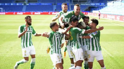 Varios jugadores del Betis celebran con Cristian Tello su gol en Mendizorroza en la primera jornada. Varios jugadores del Betis celebran con Cristian Tello su gol en Mendizorroza en la primera jornada.