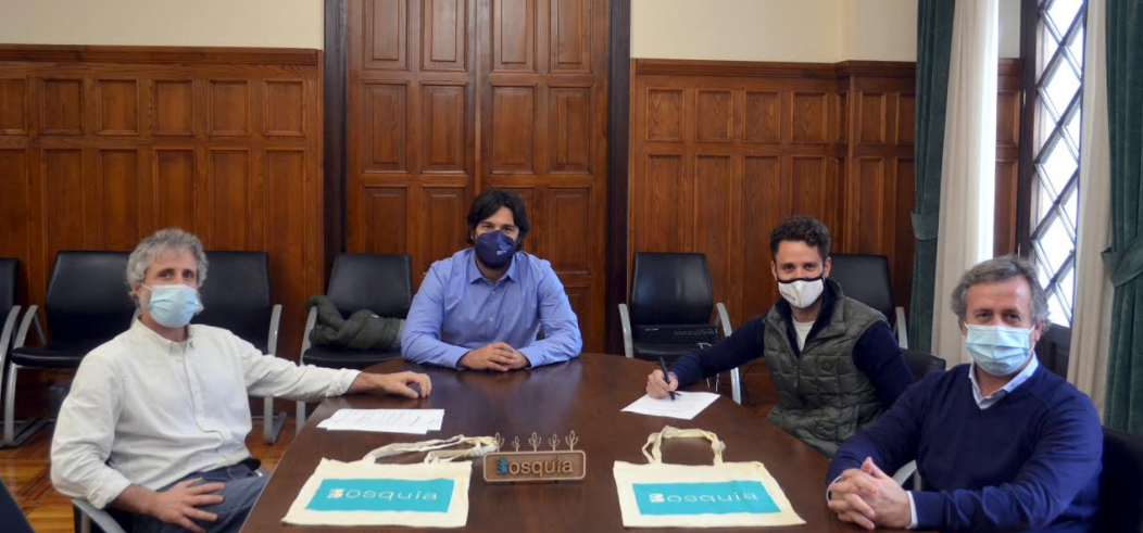 El Ayuntamiento de Llanes y la empresa Bosquia firman un acuerdo para repoblar con especies autóctonas zonas de monte comunal El Ayuntamiento de Llanes y la empresa Bosquia firman un acuerdo para repoblar con especies autóctonas zonas de monte comunal