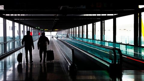 &Uacute;ltimas horas para viajar de Madrid a Canarias, la &uacute;nica comunidad que no cerrar&aacute; en Semana Santa