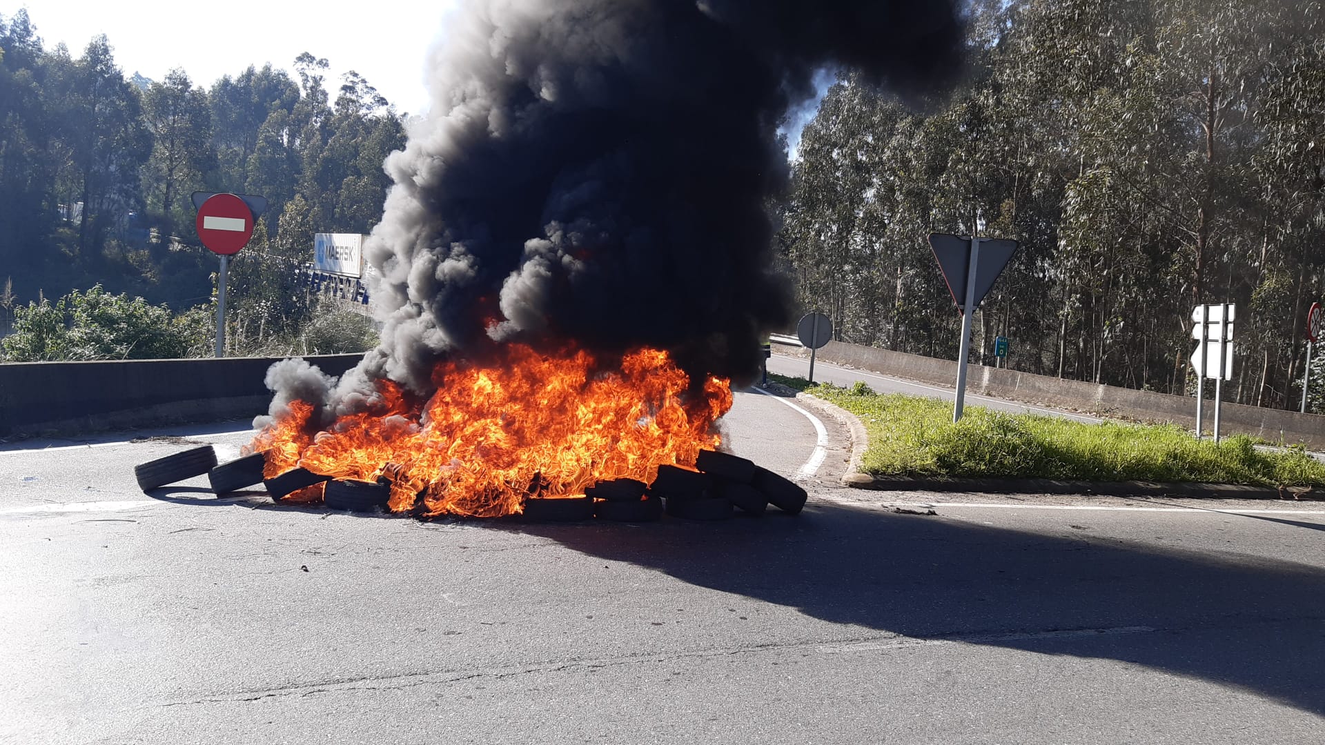 Trabajadores de Ence cortan el tráfico en los accesos a Pontevedra Trabajadores de Ence cortan el tráfico en los accesos a Pontevedra