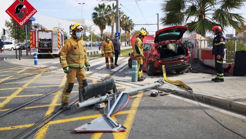 Accidente entre un tranvía un coche/1