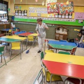 Una mujer limpia un aula vacía tras el decreto de cierre de los colegios