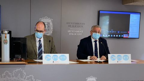 Los concejales Manuel Villar y Antonio Manresa tras la Junta Local de hoy