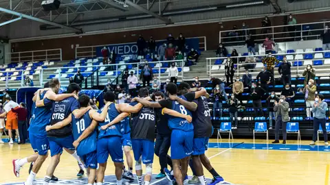 Los jugadores del Liberbank Oviedo Baloncesto festejan la victoria frente a Leyma Coruña Los jugadores del Liberbank Oviedo Baloncesto festejan la victoria frente a Leyma Coruña