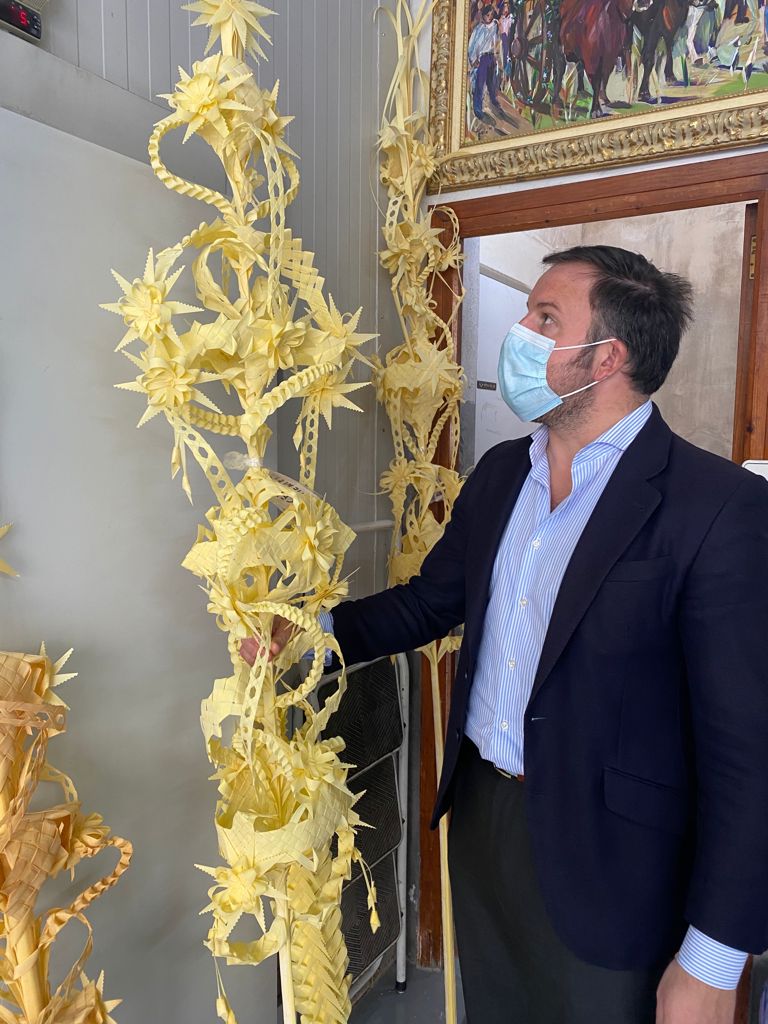 El PP de Elche pide a los ilicitanos que engalanen los balcones con palmas blancas el Domingo de Ramos El PP de Elche pide a los ilicitanos que engalanen los balcones con palmas blancas el Domingo de Ramos