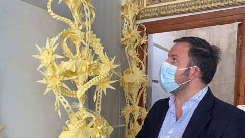 Pablo Ruz, presidente del PP de Elche, con una palma blanca de Domingo de Ramos. Pablo Ruz, presidente del PP de Elche, con una palma blanca de Domingo de Ramos.