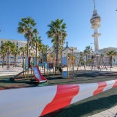 Un parque infantil precintado en Cádiz