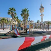 Un parque infantil precintado en Cádiz Un parque infantil precintado en Cádiz