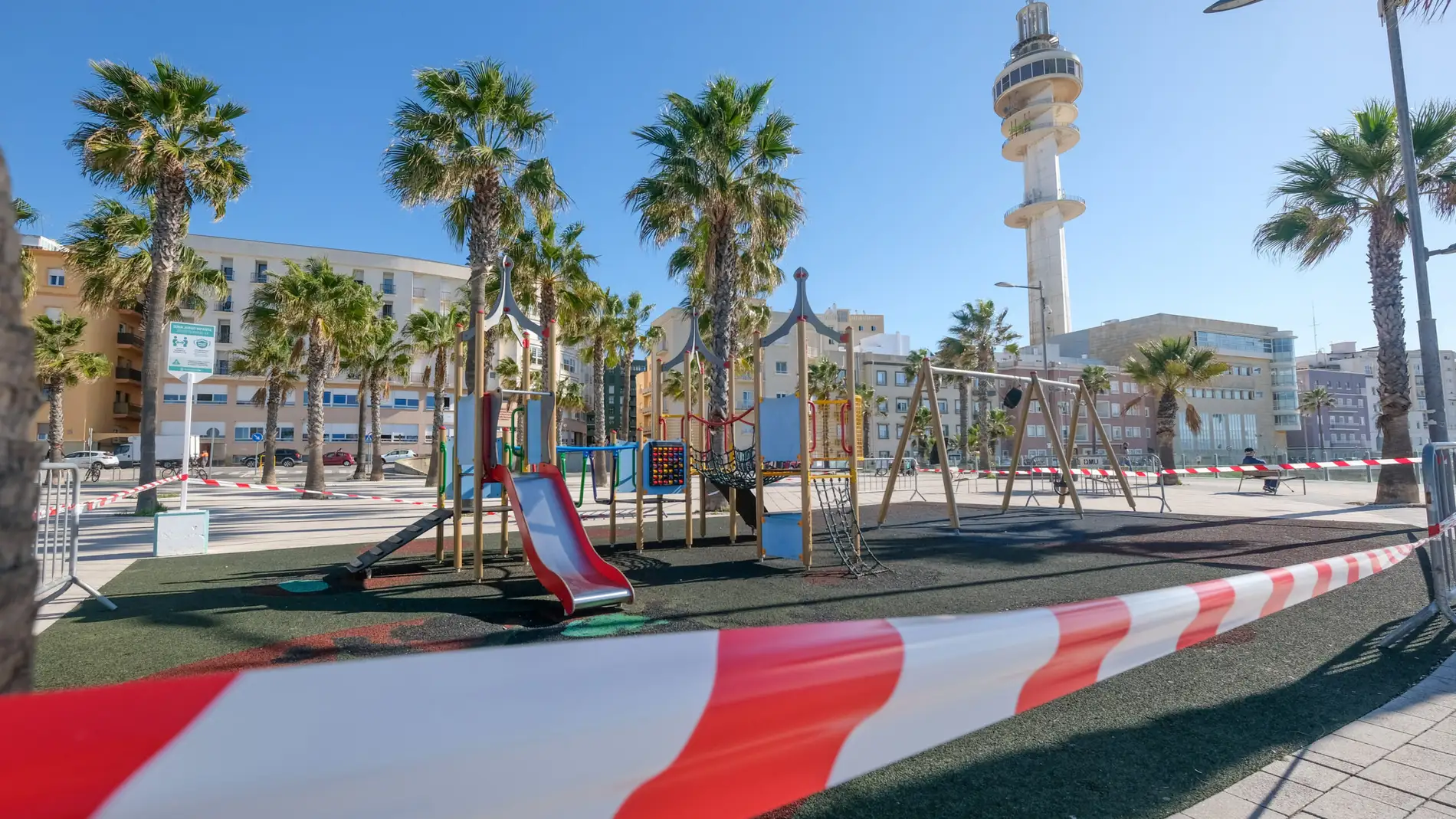 Un parque infantil precintado en Cádiz